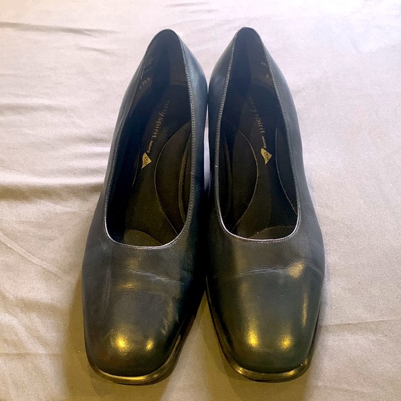 Easy Spirit size 9 1/2 black shoes. Heels are 1.75 inches in height - Picture 5 of 5